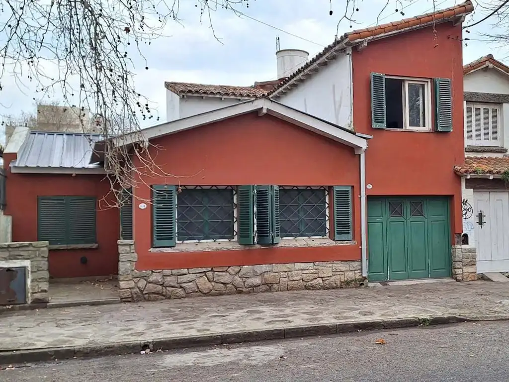 VENTA CASA CINCO AMBIENTES BARRIO LA PERLA