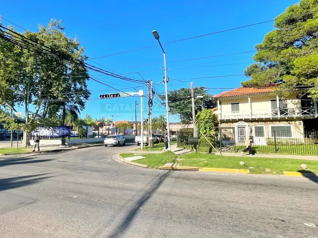 CASA - 5 AMB - ESQUINA COMERCIAL - PACHECO CENTRO