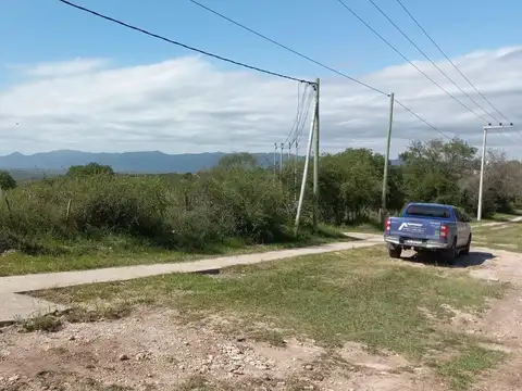 Hermosa vista de un sendero cercado con postes de madera y alambre