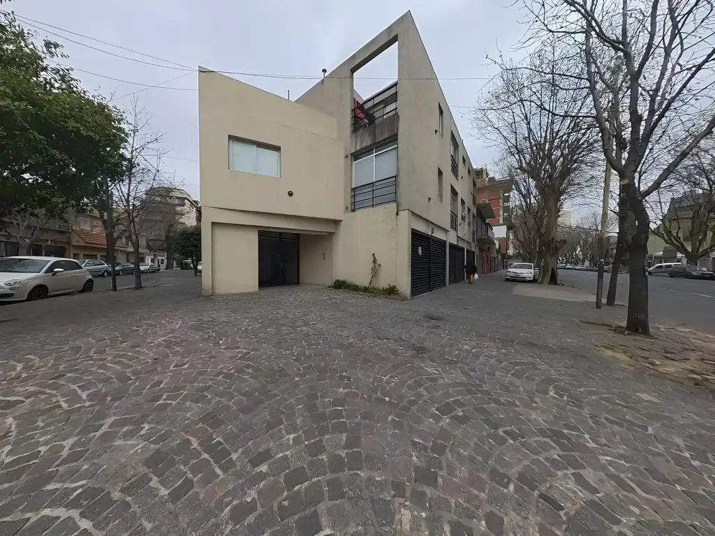 VENTA DPTO 3 AMB EN DUPLEX  CON PATIO Y  COCHERA