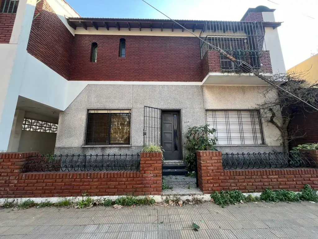 *CASA PH DE 4 AMB. CON PATIO Y COCHERA  *TODO EN PLANTA BAJA *A REFACCIONAR *VENTA DIRECTA