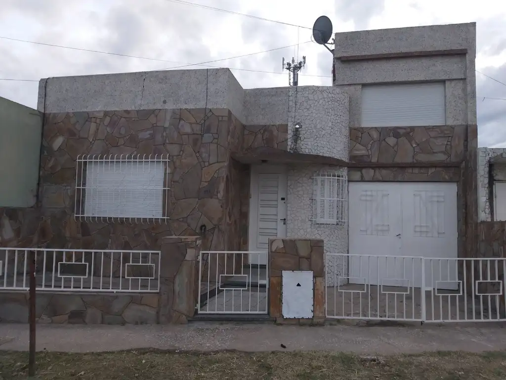 OPORTUNIDAD CASA CON GALPON INTERNO EN VENTA  BARRIO EMPALME GRANEROS, CHACO 775 BIS