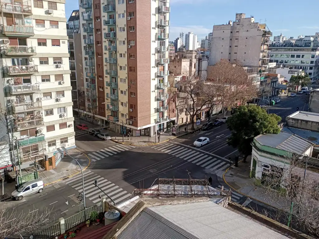 Monoambiente con balcón a reciclar