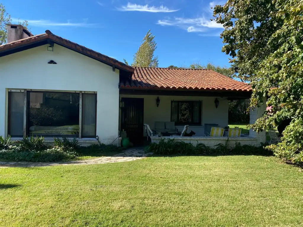 3 lotes. Casa principal con quincho, pileta,vestuarios. Casa de huéspedes con quincho. APTO CREDITO