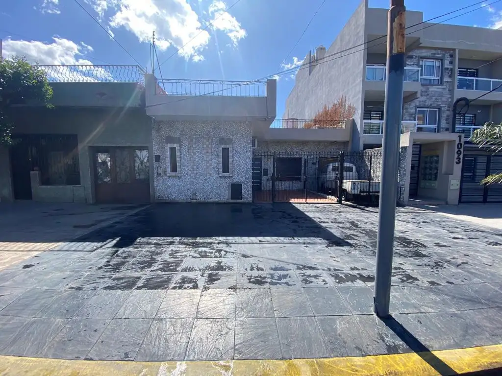 Casa en venta - 1 dormitorio 1 baño - patio y terraza - 208mts2 - Ramos Mejia