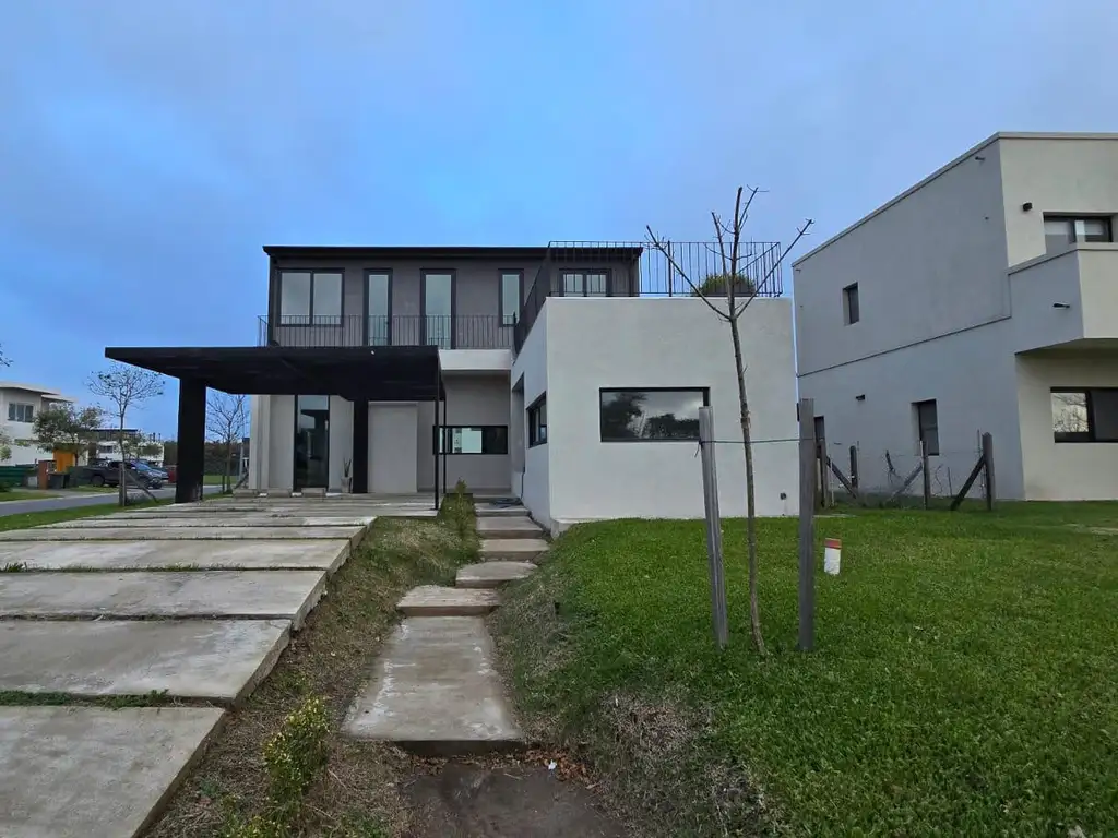 CASA DE 5 AMBIENTES A ESTRENAR CON JARDIN Y PILETA EN BARRIO ARAUCARIAS, PUERTOS DEL LAGO, ESCOBAR.