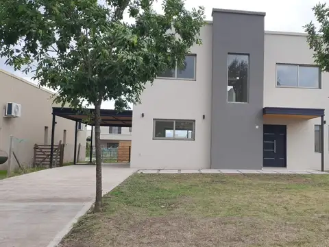 Hermosa casa en venta en San Eduardo Pilar del Este