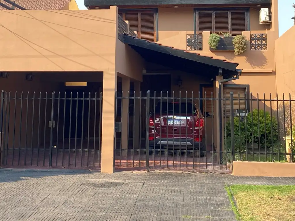 2 casas en PH y un depto. al fondo con piscina y terraza