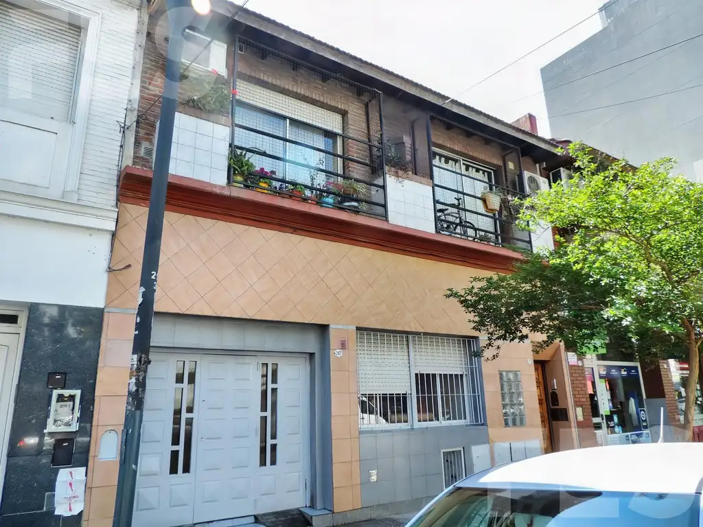 PH en Venta; de tres ambientes con Play en sótano, dormitorio en suite, al frente, entrada independi