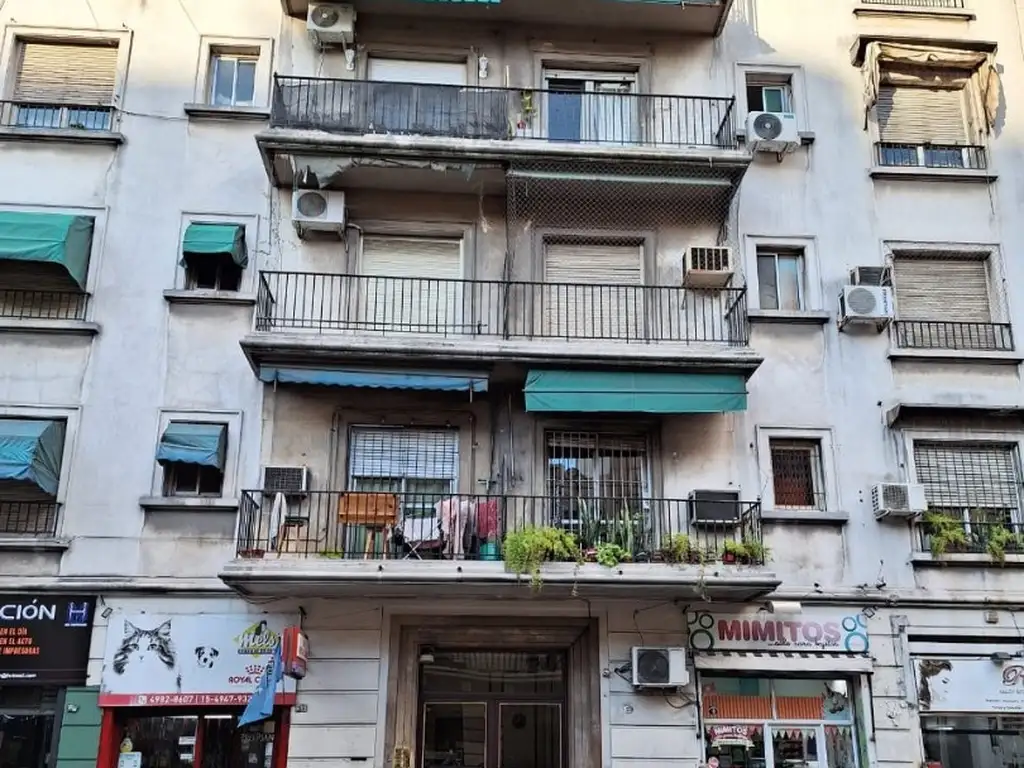 TRES AMBIENTES AL FRENTE CON BALCON LUMINOSO