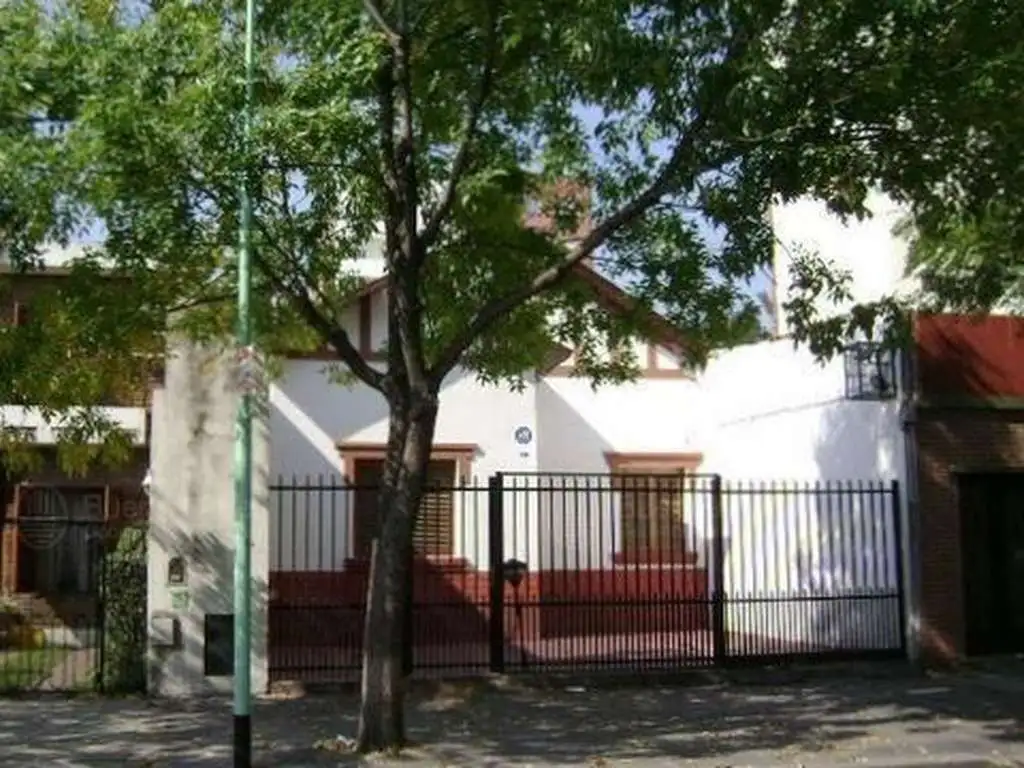 Casa en alquiler con cochera, patio y terraza en Villa Pueyrredon