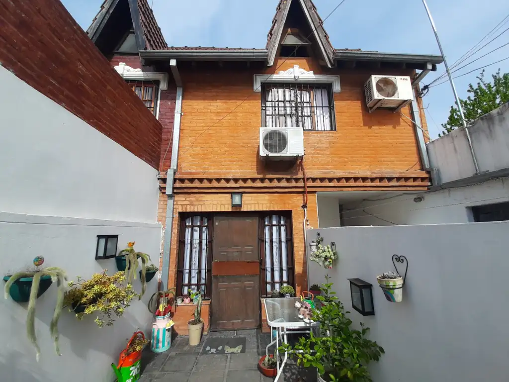 DUPLEX AMPLIO con COCHERA y PATIO - OPORTUNIDAD..