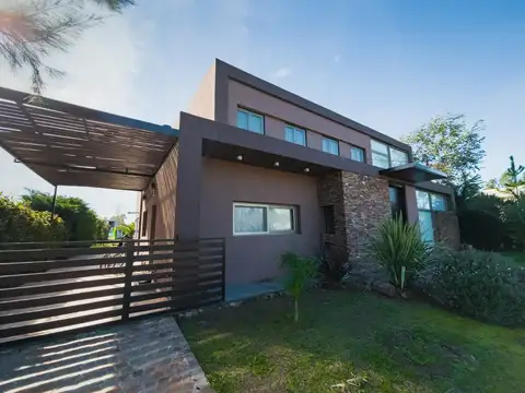 Casa en Venta - 4 ambientes - USD 460.000