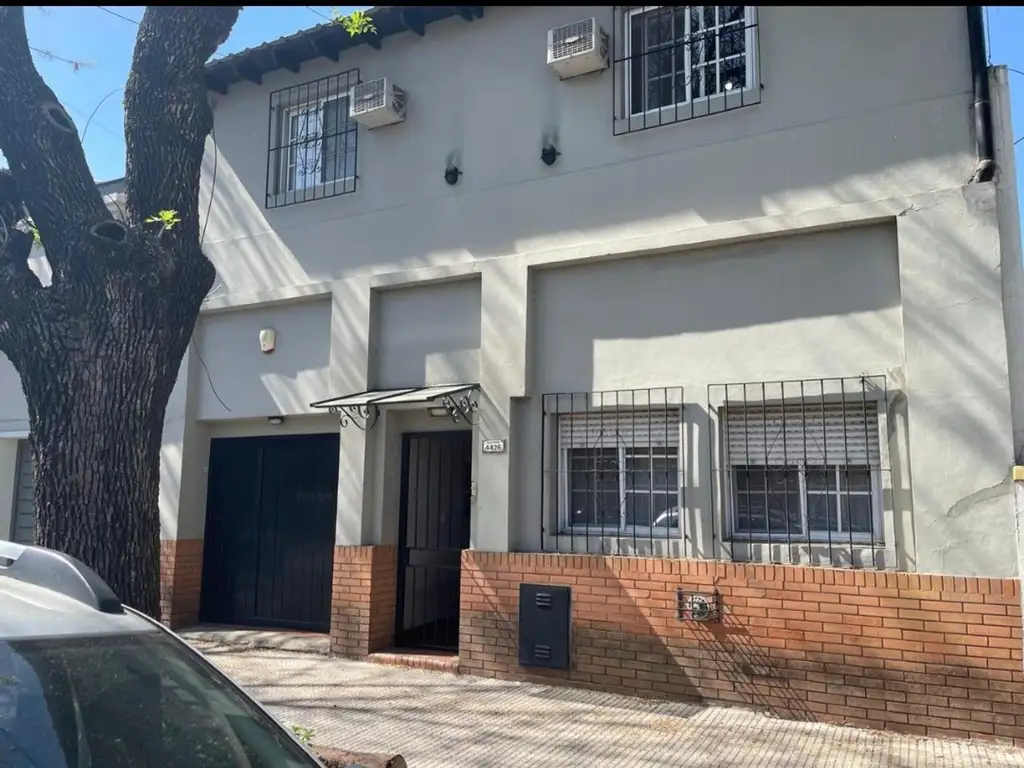 CASA EN 2 PLANTAS  C/GARAGE Y JARDIN