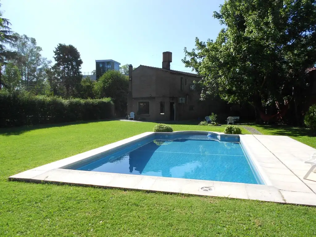 CASA EN VENTA :: PARQUE LELOIR :: 4 AMBIENTES