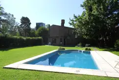 CASA EN VENTA :: PARQUE LELOIR :: 4 AMBIENTES