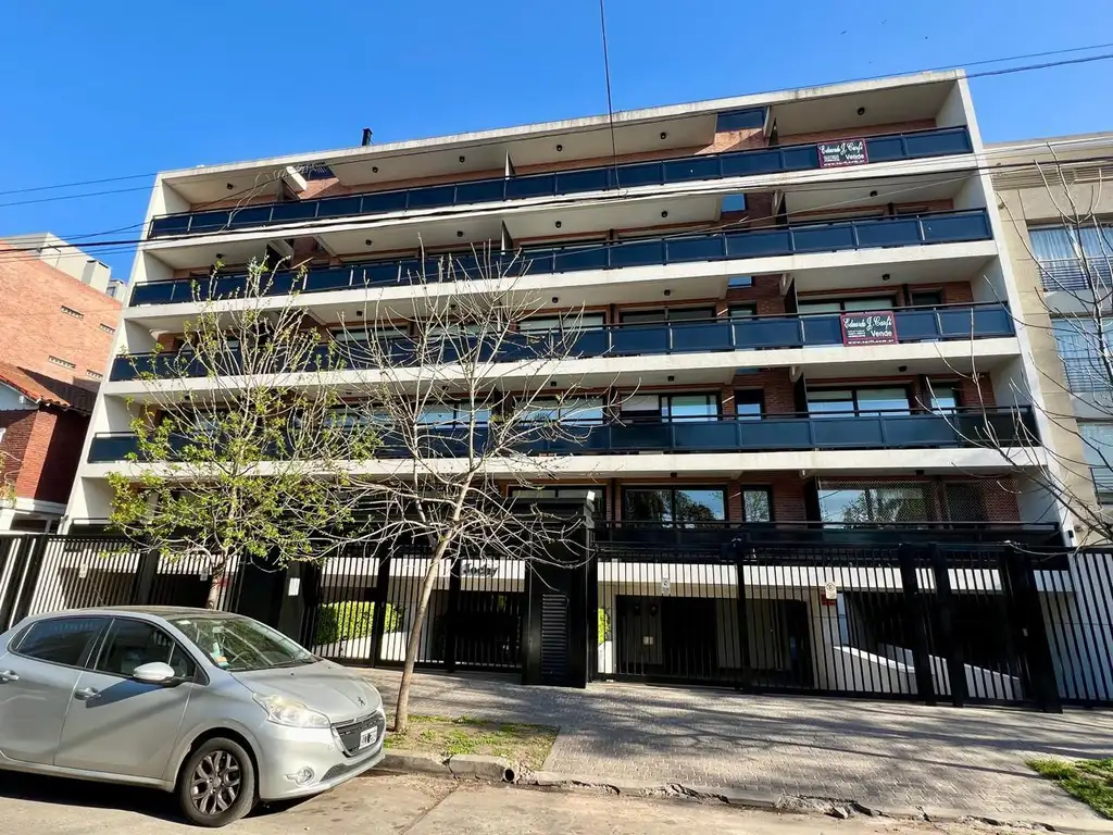 Excelente Departamento 4 ambientes con terraza en venta en Castelar