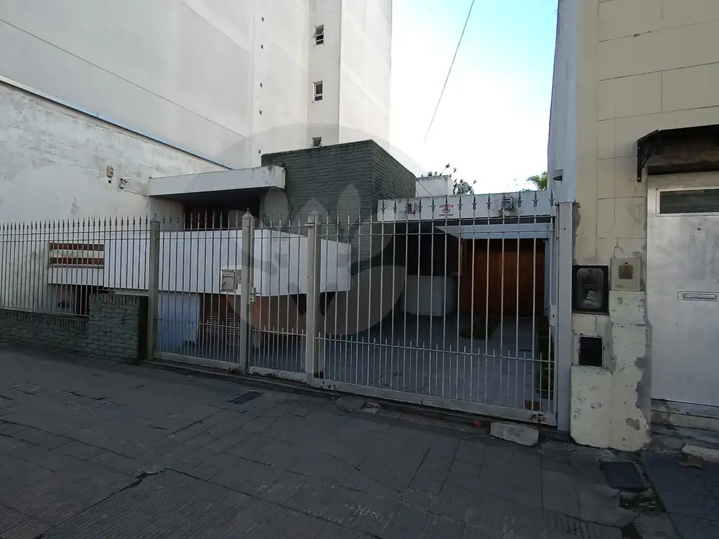 VENDEMOS CASA A RECICLAR EN AVENIDA 1 ENTRE 61 Y 62 DE LA CIUDAD DE LA PLATA.