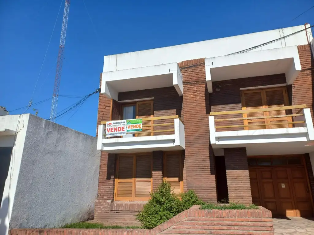 VENTA DE CASA DE DOS PLANTAS EN ZONA CENTRICA DE CARMEN DE ARECO