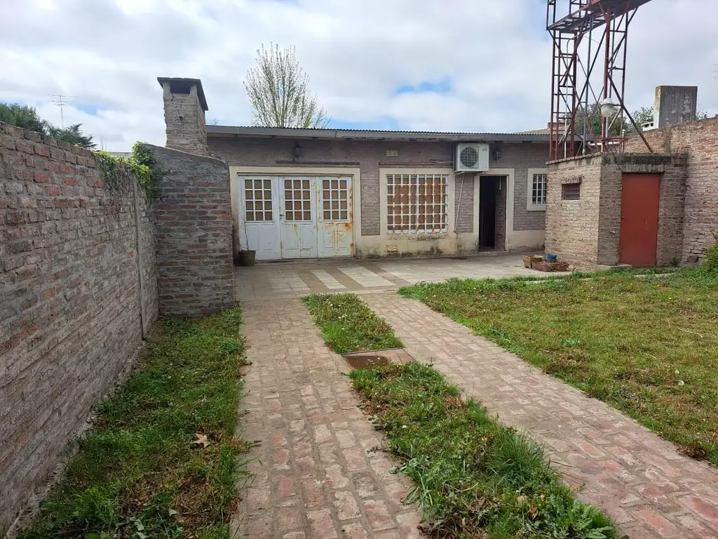 Casa en Venta con Salón en Barrio Viajantes