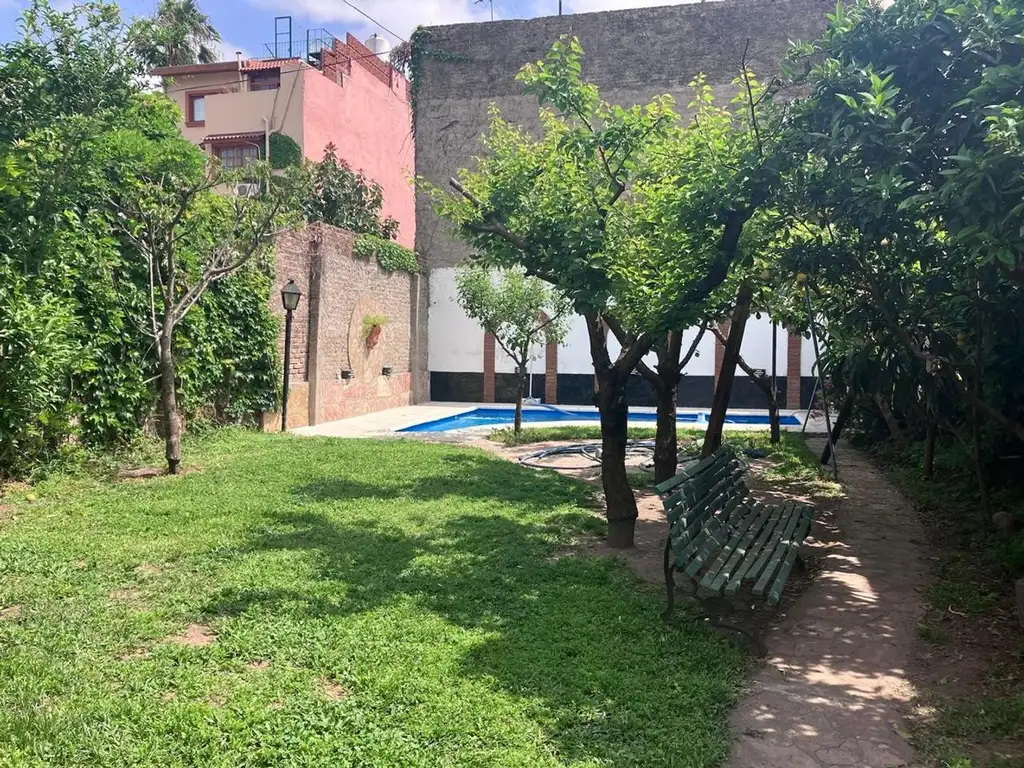 CASA MODERNA 4 AMB GARJE Y PARQUE C/ARBOLES FRUTA  Y PILETA