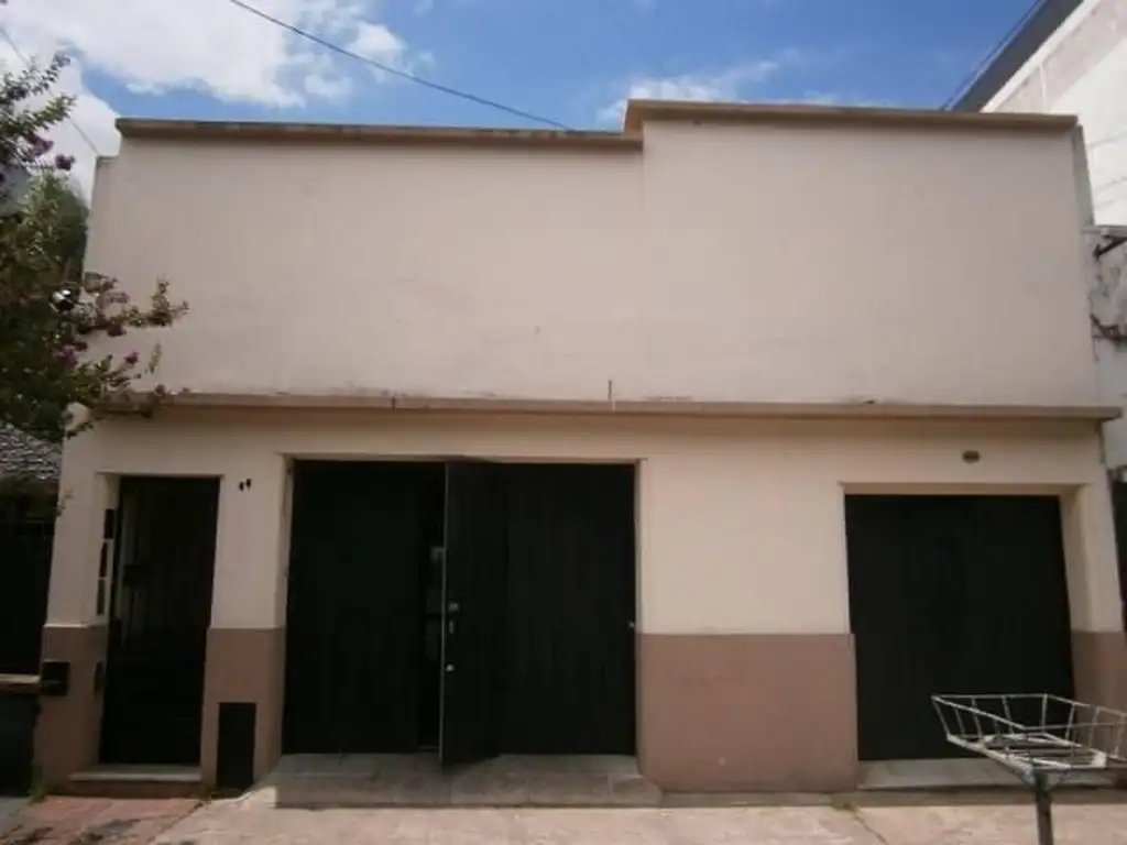 T/Casa 4 amb., al frente, excelente zona residencial y a ½ c