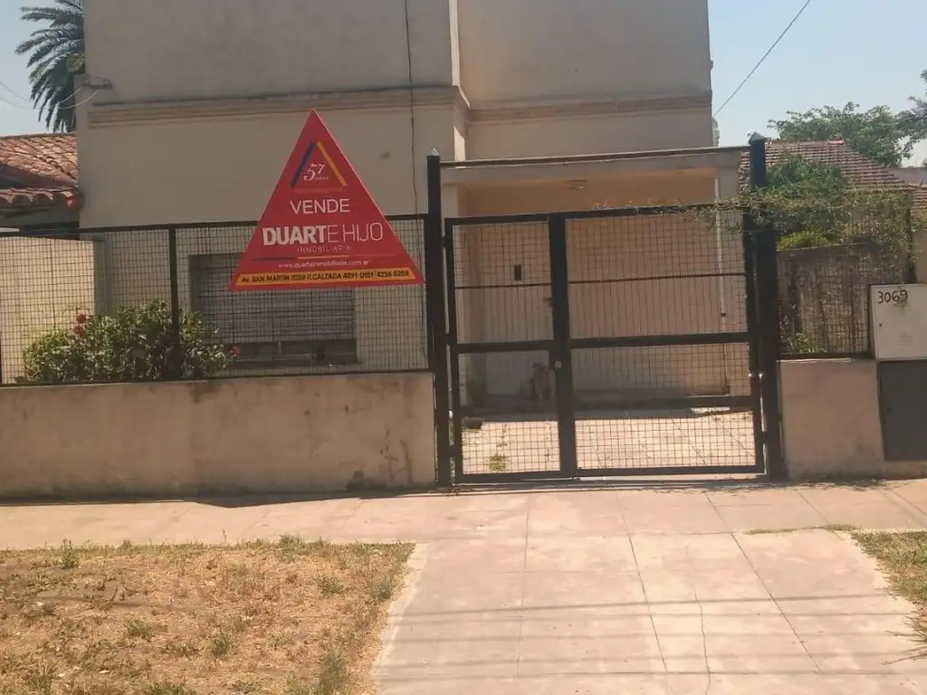 2 propiedades sobre amplio lote en pleno centro de Calzada