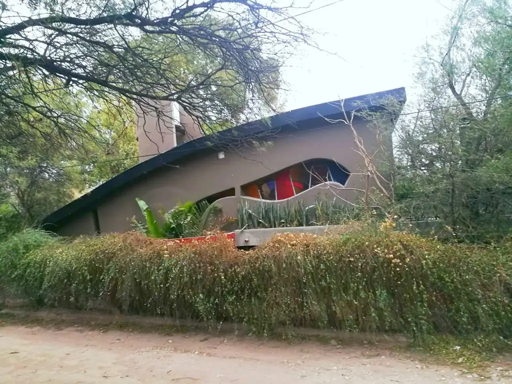 ALOJA – Vendo Casa de diseño cerca del río con Techo Vivo en San Marcos Sierras