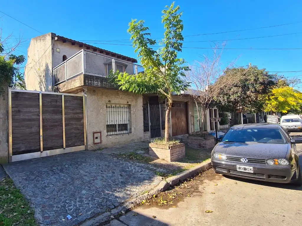 EN VENTA CASA EN DOS PLANTAS EN EL PALOMAR; CUENTA CON 5 AMBIENTES - FICHA 8638