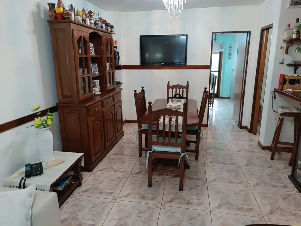 DUPLEX DE 4 AMBIENTES CON COCHERA Y PATIO EXCELENTE ESTADO