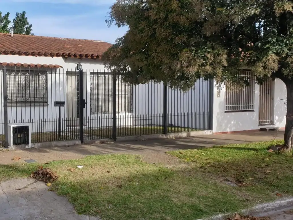 CASA CON FONDO Y GARAGE PASANTE  BAJO DE VALOR!