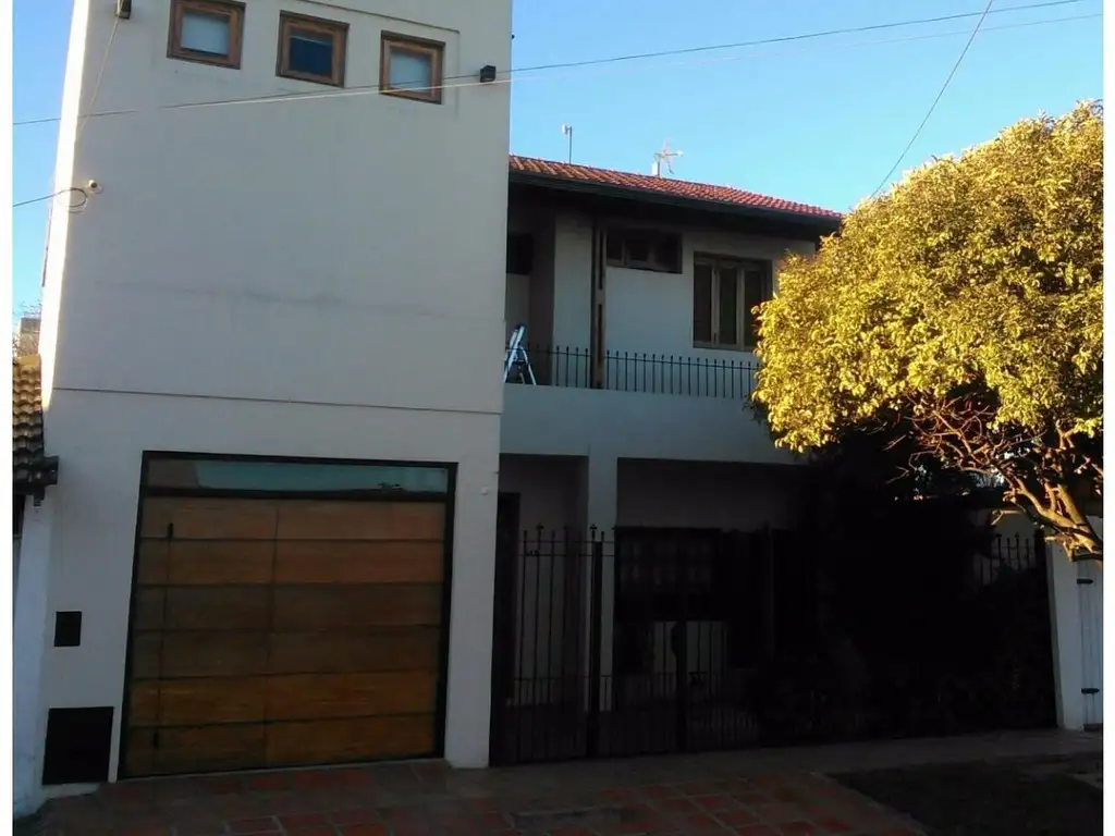 Excelente casa en dos plantas de 4 dormitorios.