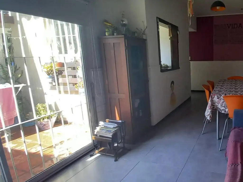 RETASADO. Depto tipo casa 4 ambientes,con patio, reciclado.