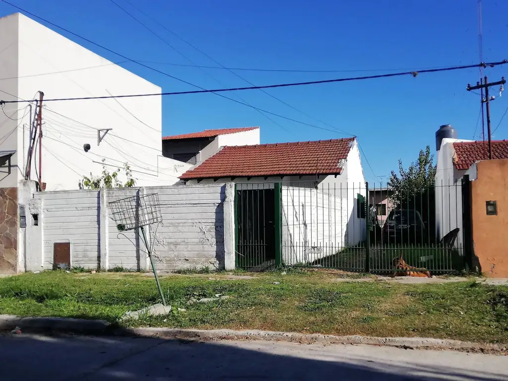 Casa en venta Berisso con patio + 2 departamentos