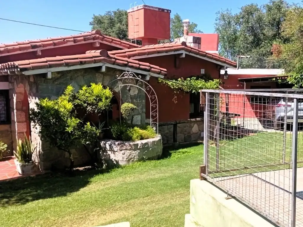 SE VENDE CASA Y DEPARTAMENTO CON PILETA LA FALDA