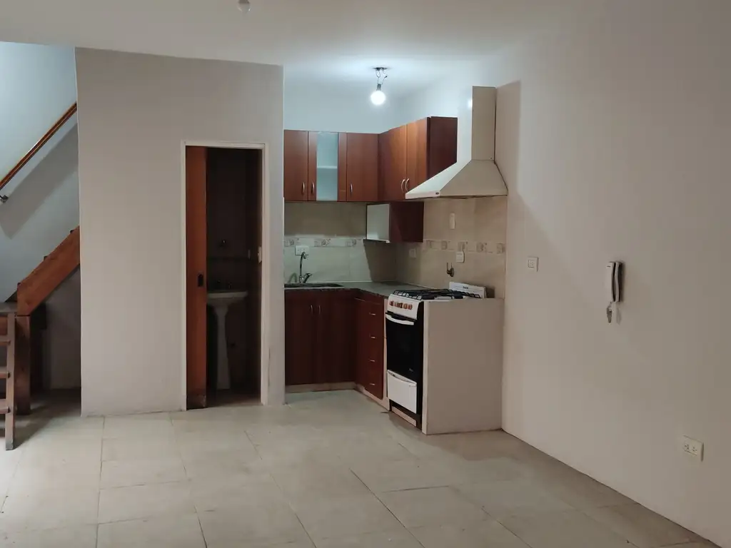 Duplex de 4 Amb., interno, sin cochera.-