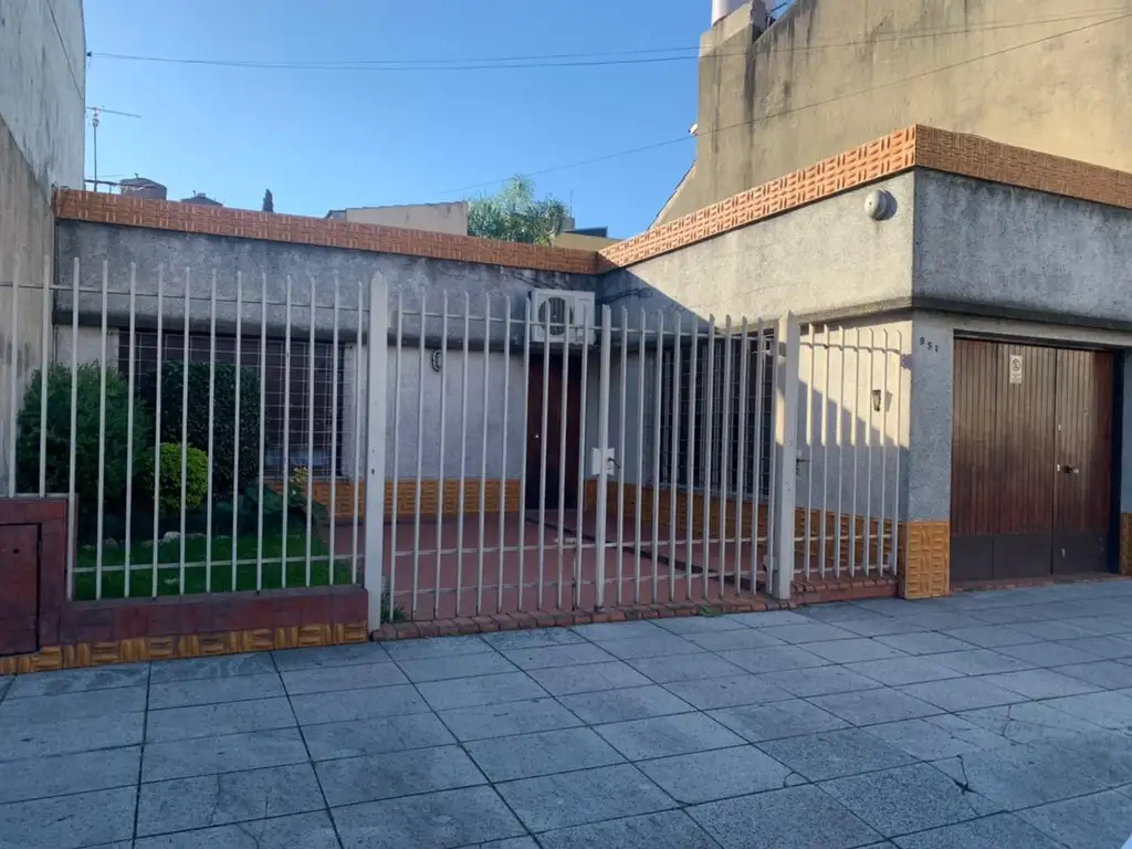 *CASA SOBRE LOTE PROPIO DE 10 X 20,60 *A MODERNIZAR *3 AMB. CON GARAGE, PATIO Y PARRILLA