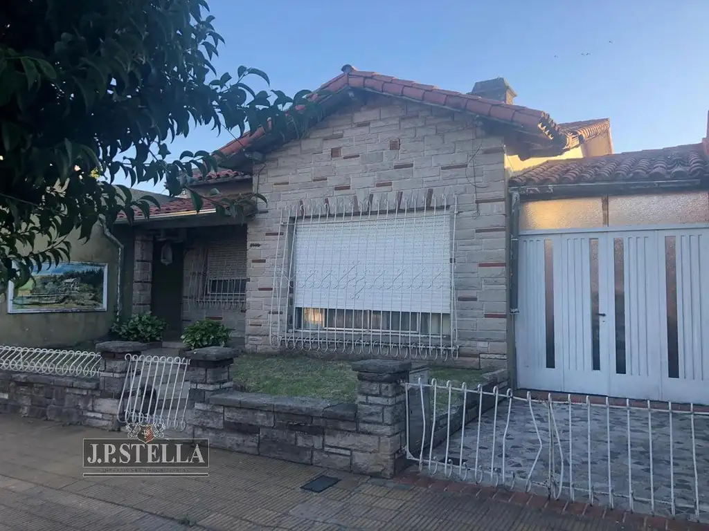 Chalet 3 Amb con Cochera y Dpto 2 Amb (A demoler o Refaccionar) - San Justo