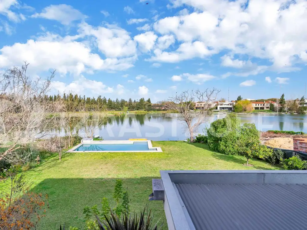 Nueva en venta, casa moderna sobre lote de 1250 m2 a la laguna