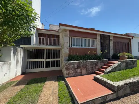 Venta casa tres dormitorios con gran patio y pileta en altos de villa cabrera