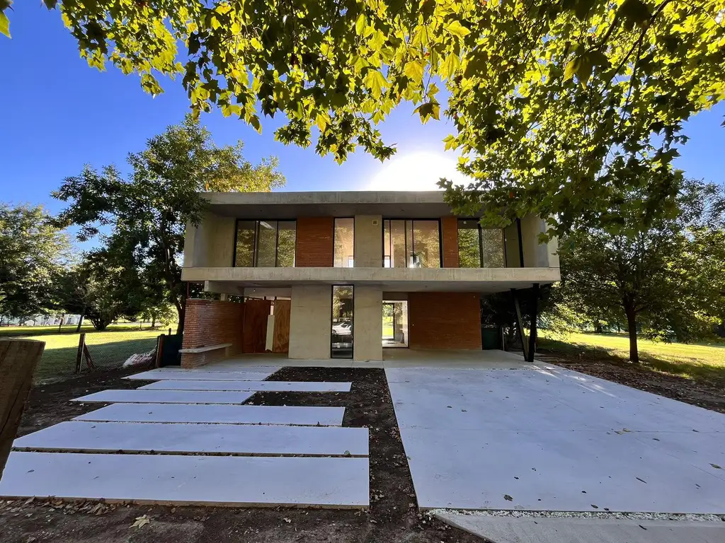 Venta casa de tres dormitorios, galería con parrillero, pileta y cochera. La Rinconada, Ibarlucea