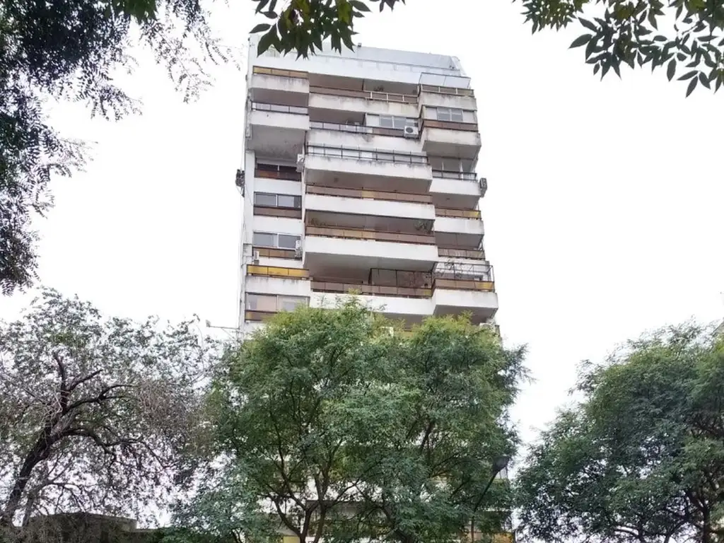 DEPTO SEMIPISO DE DOS DORMITORIOS CON COCHERA, VENTILACIÓN CRUZADA