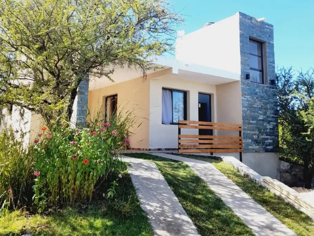 SE VENDE HERMOSO CHALET CON PISCINA Y ESCRITURA.