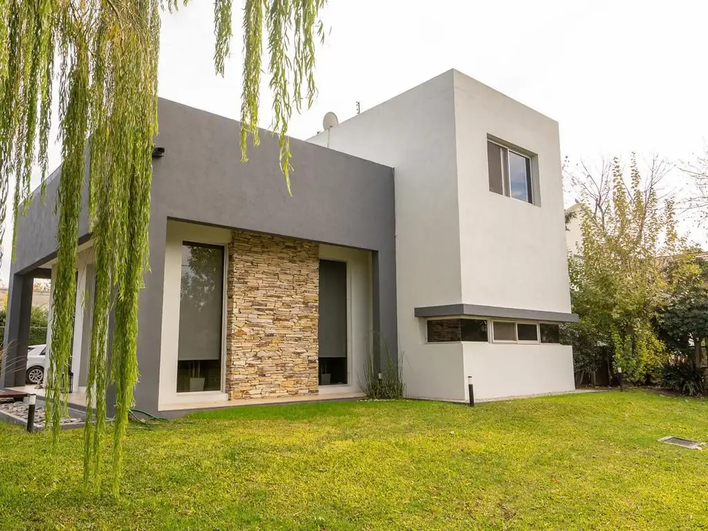 Casa en Alquiler 6 ambientes Barrio Cerrado Altos del sol