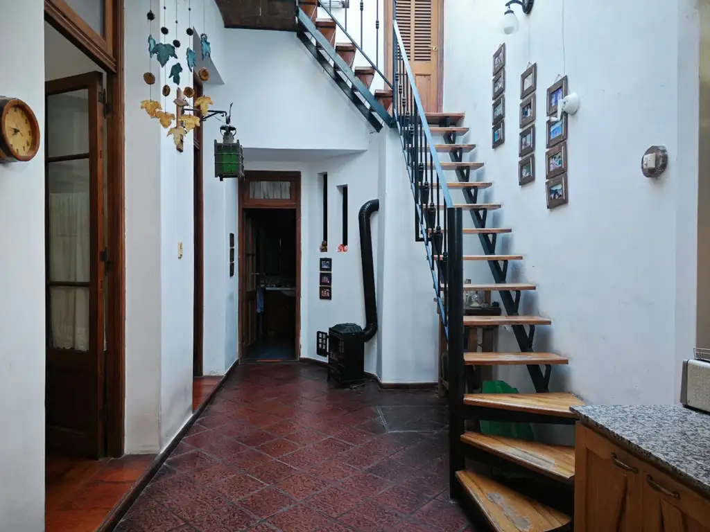 VENTA CASA EN CABALLITO CON TERRAZA Y PARRILLA