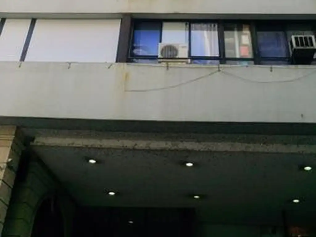 Oficina RETASADA Venta piso 8 contrafr  LuZ IMPECABLE en Galeria del Este 51m2