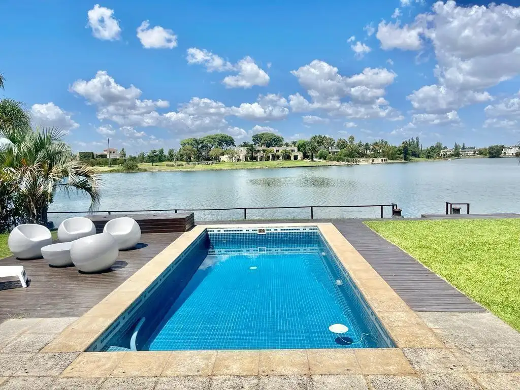 Casa en venta con vista al lago central en Los Castores Nordelta