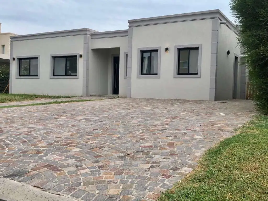 HARAS SANTA MARIA,  BARRIO LOS ROBLES,  LOTE CENTRAL A ESTRENAR