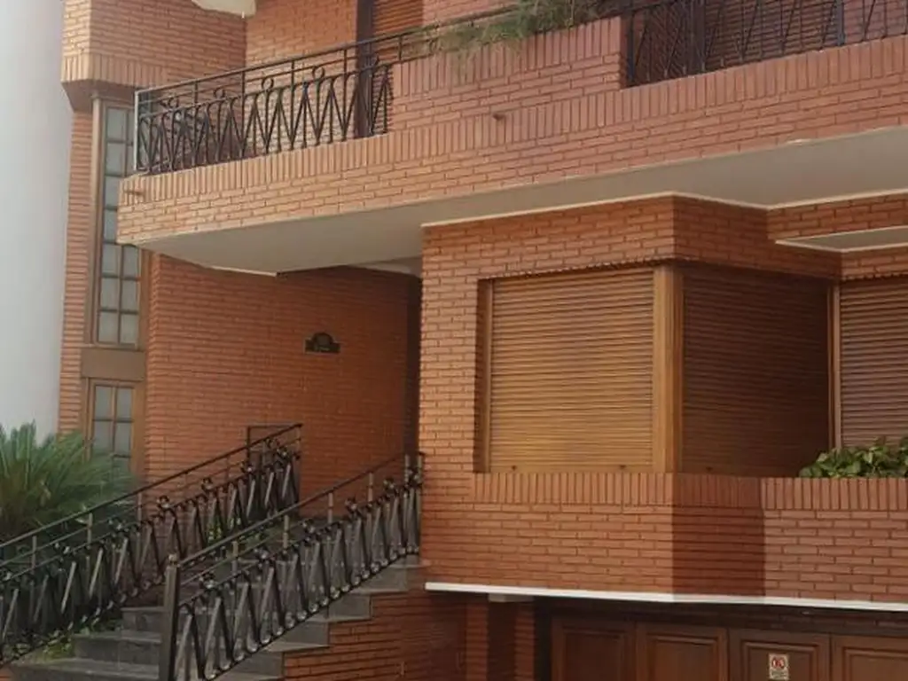 VENDE IMPONENTE CASA ZONA PLAZA LA CRUZ