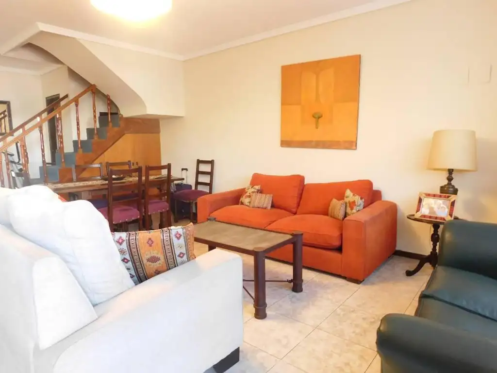 CASA CON 3 DORM y PLAYROOM, QUINCHO CUBIERTO CON ENTREPISO